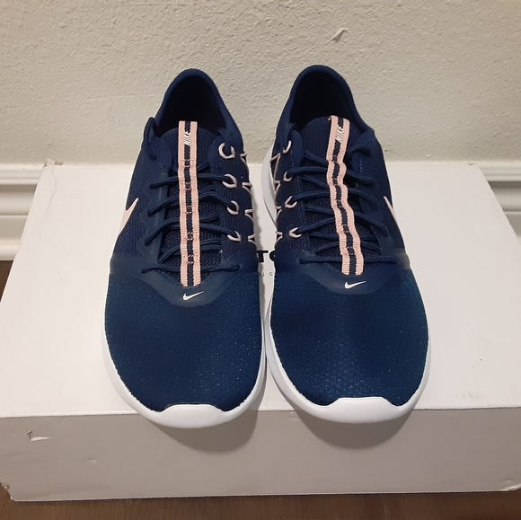 Nike - Picture 4 of 4